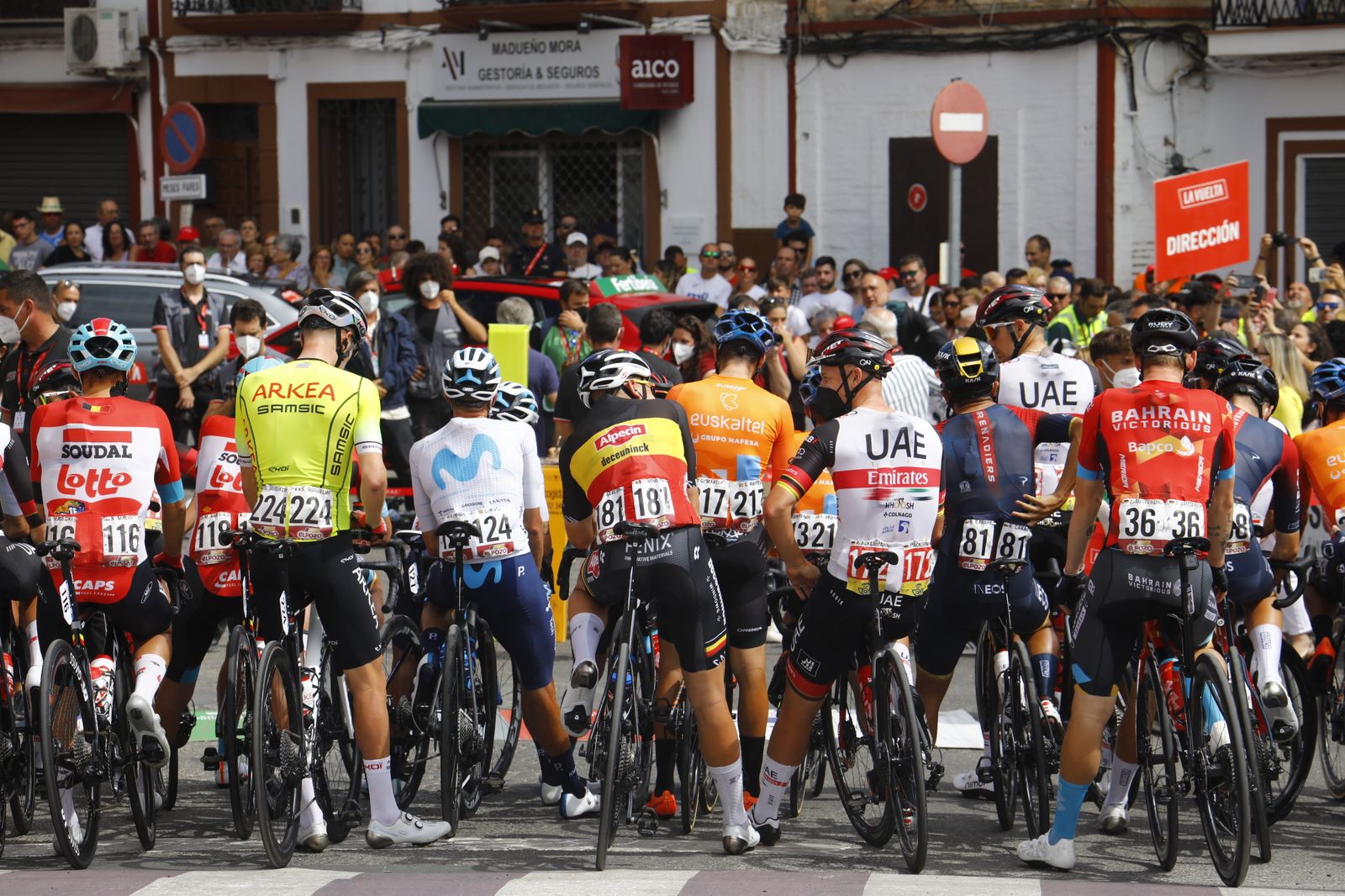 Montoro vibra con la salida de etapa de La Vuelta, en imágenes