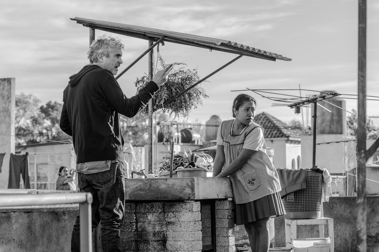 Alfonso Cuarón y la actriz Yalitza Aparicio, en el rodaje de 'Roma'.