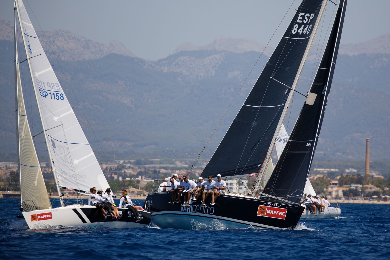 El onubense 'Clínicas Varicentro' y las gaditanas del 'Soho Boutique Hotels-Trocadero' se cruzan en un momento de la prueba, al navegar las dos clases en el mismo campo de regata.