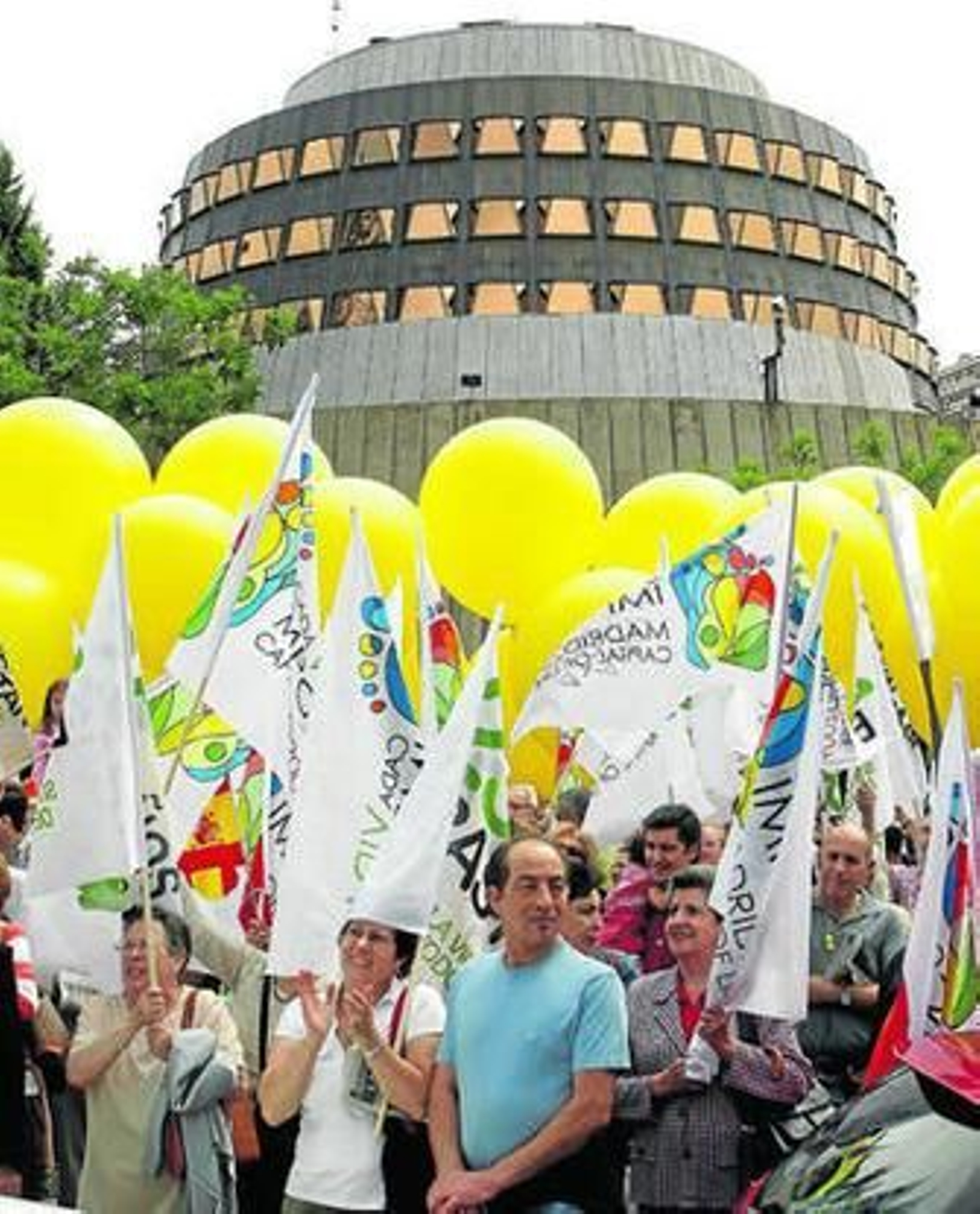 Más de 60 asociaciones provida se manifestaron el sábado frente al Constitucional contra la ley.