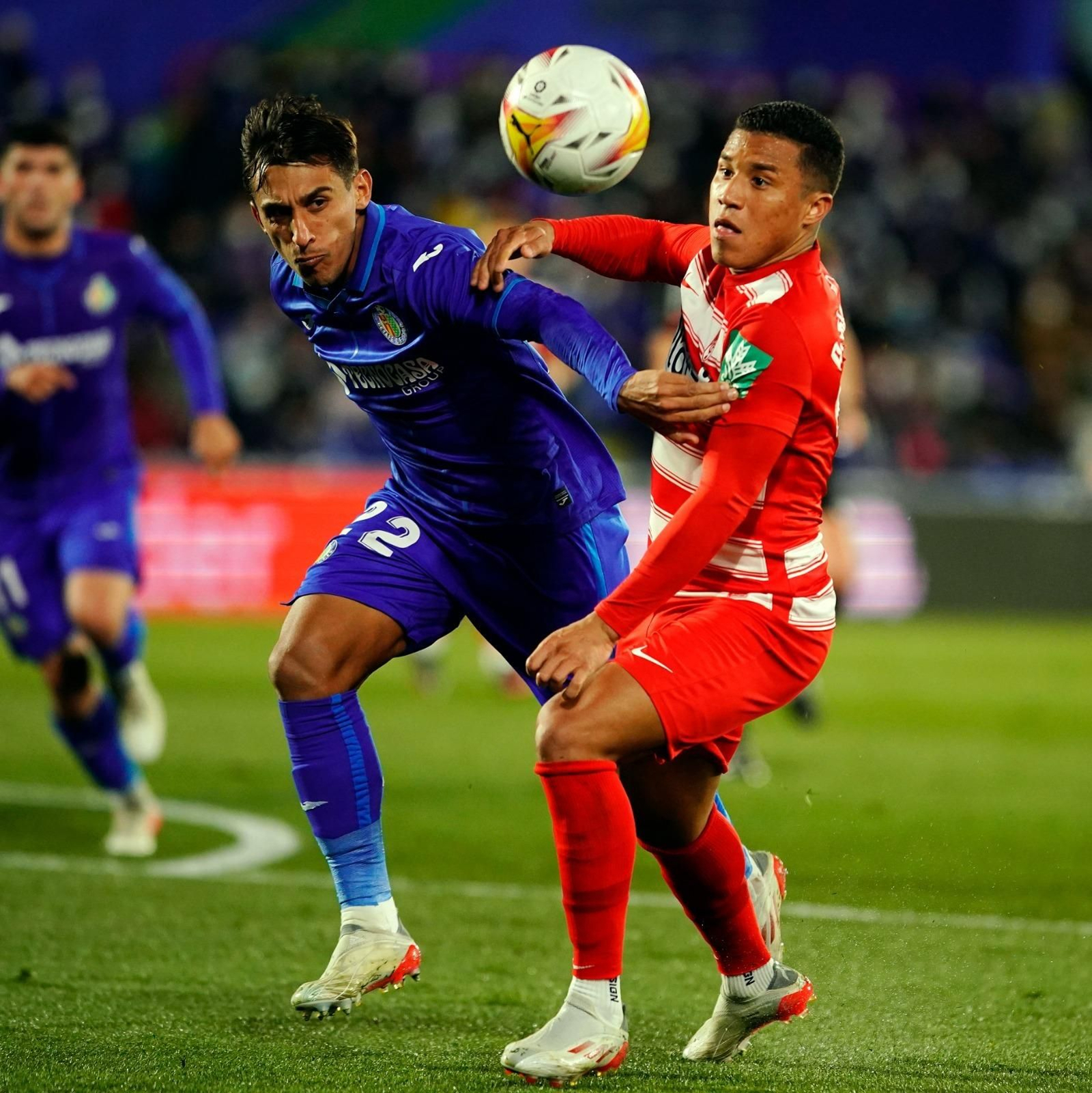 Machís trata de llevarse el balón ante Damián durante el partido