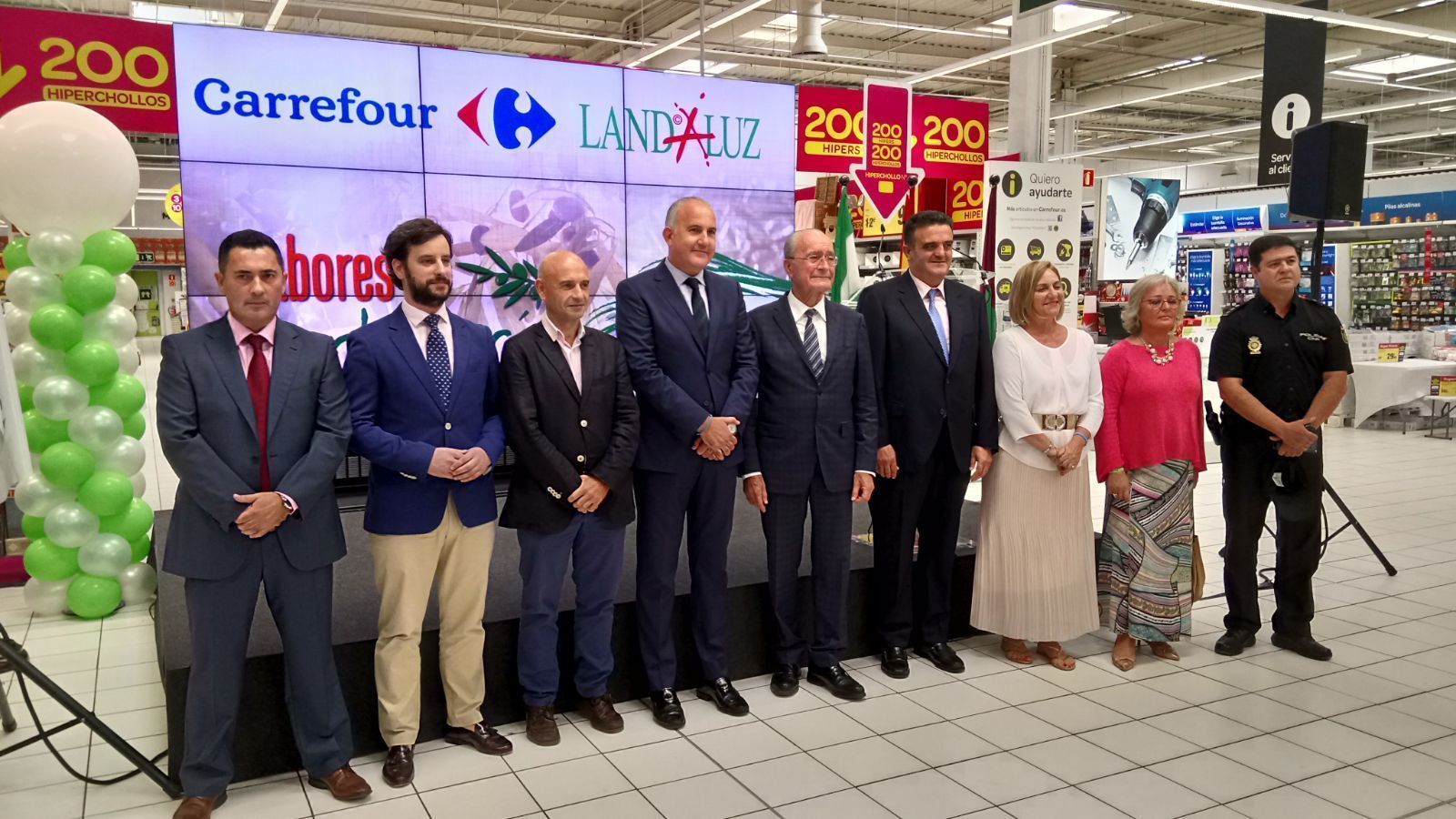 Representantes de Carrefour, Landaluz, la Junta, la Diputación y el Ayuntamiento posan durante el acto.