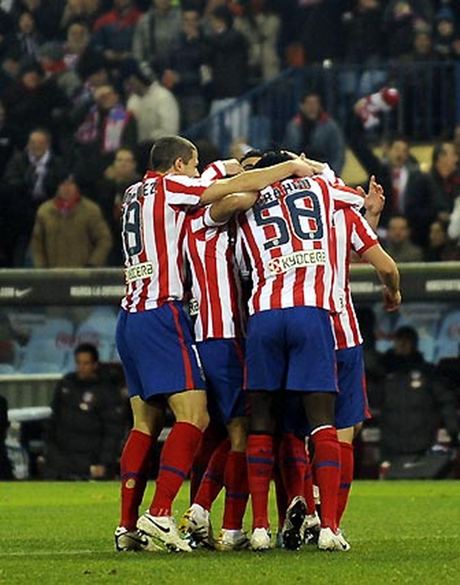El Sevilla, que se adelantó en el marcador, salió derrotado del Calderón por un gol en propia puerta de Dragutinovic y otro de Antonio López en el 93.

Foto: Reuters / Afp Photo / Efe
