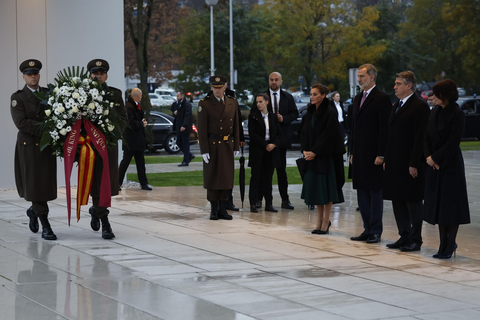Los reyes recibidos a su llegada a Zagreb en el primero de los dos días de su visita a Croacia.