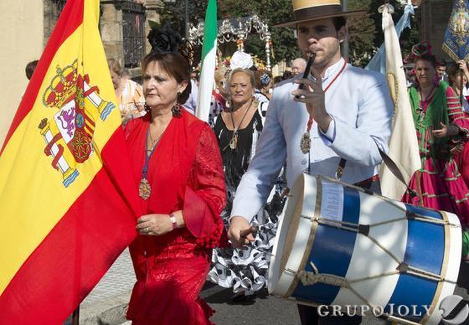 El Simpecado de la capital inicia su camino mientras las primeras hermandades gaditanas alcanzan Bajo de Guía. 

Foto: Joaquin Hernandez Kiki