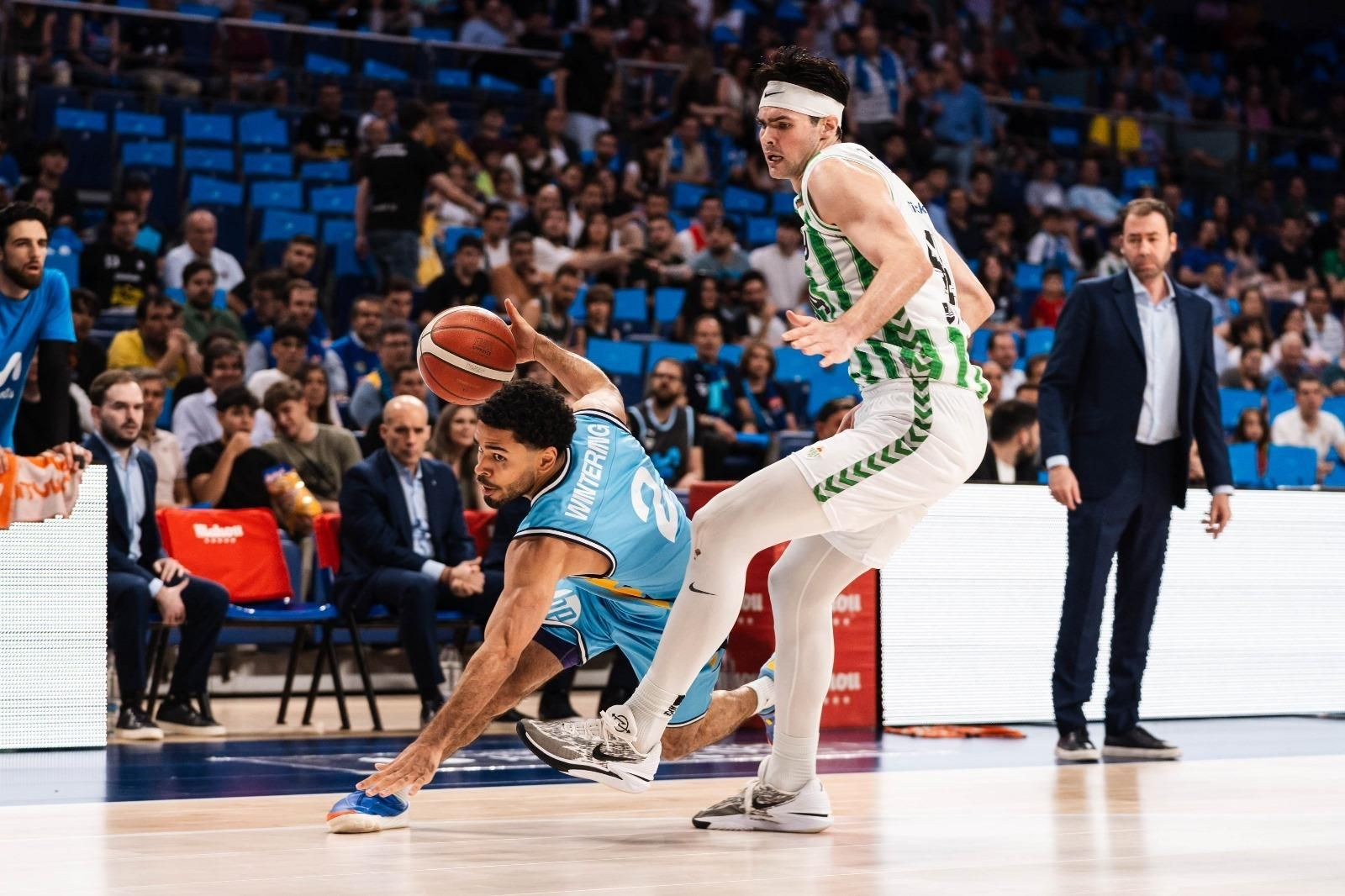 Wintering trata de marcharse de la defensa de De Bisschop.