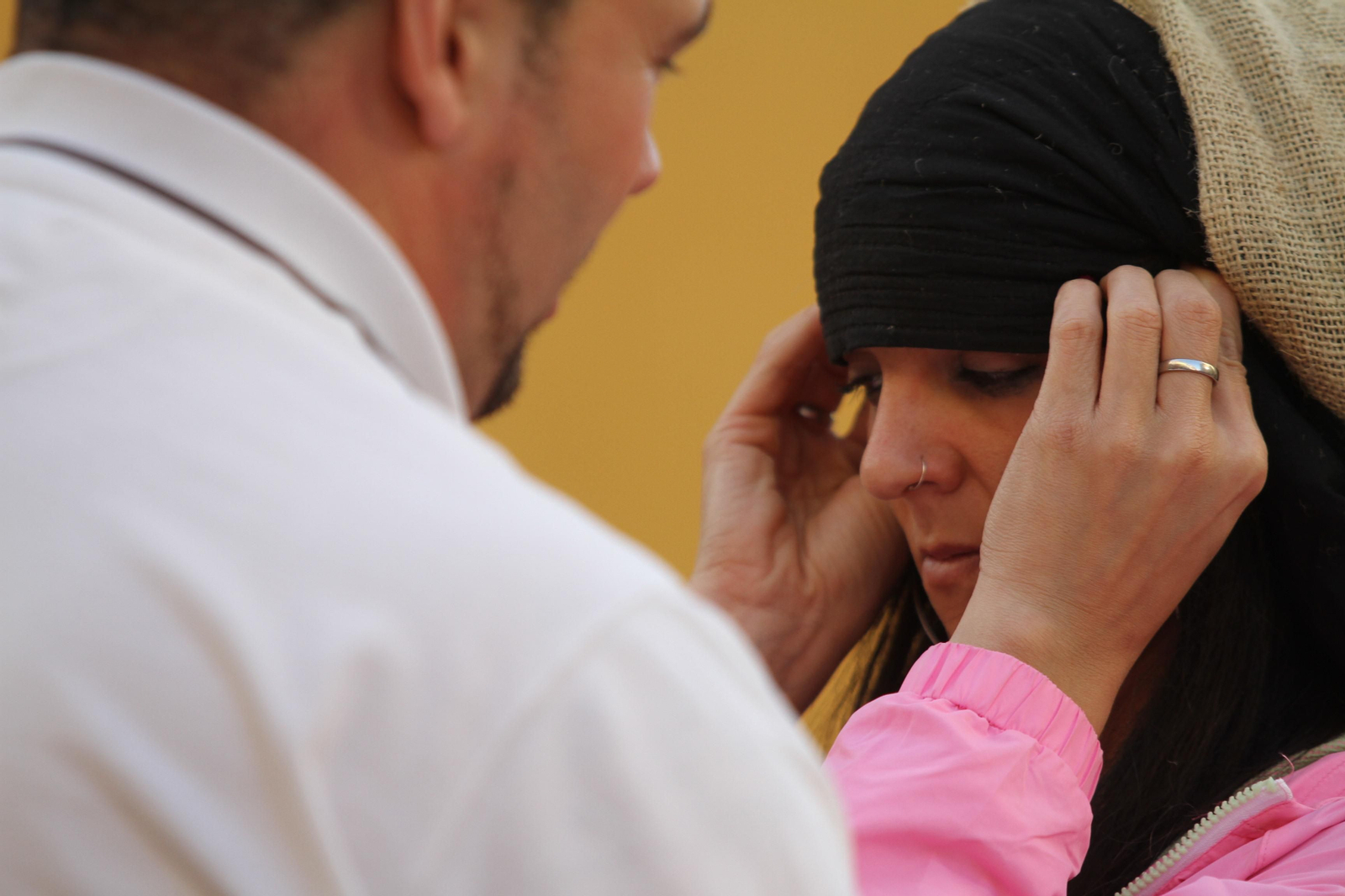 El ensayo de la cuadrilla de mujeres de la Hermandad del Santo Entierro, en imágenes