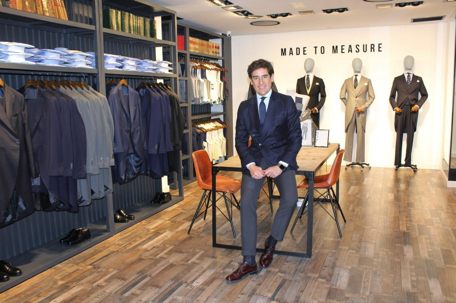Pablo López, fundador de Silbon, en su tienda de Córdoba