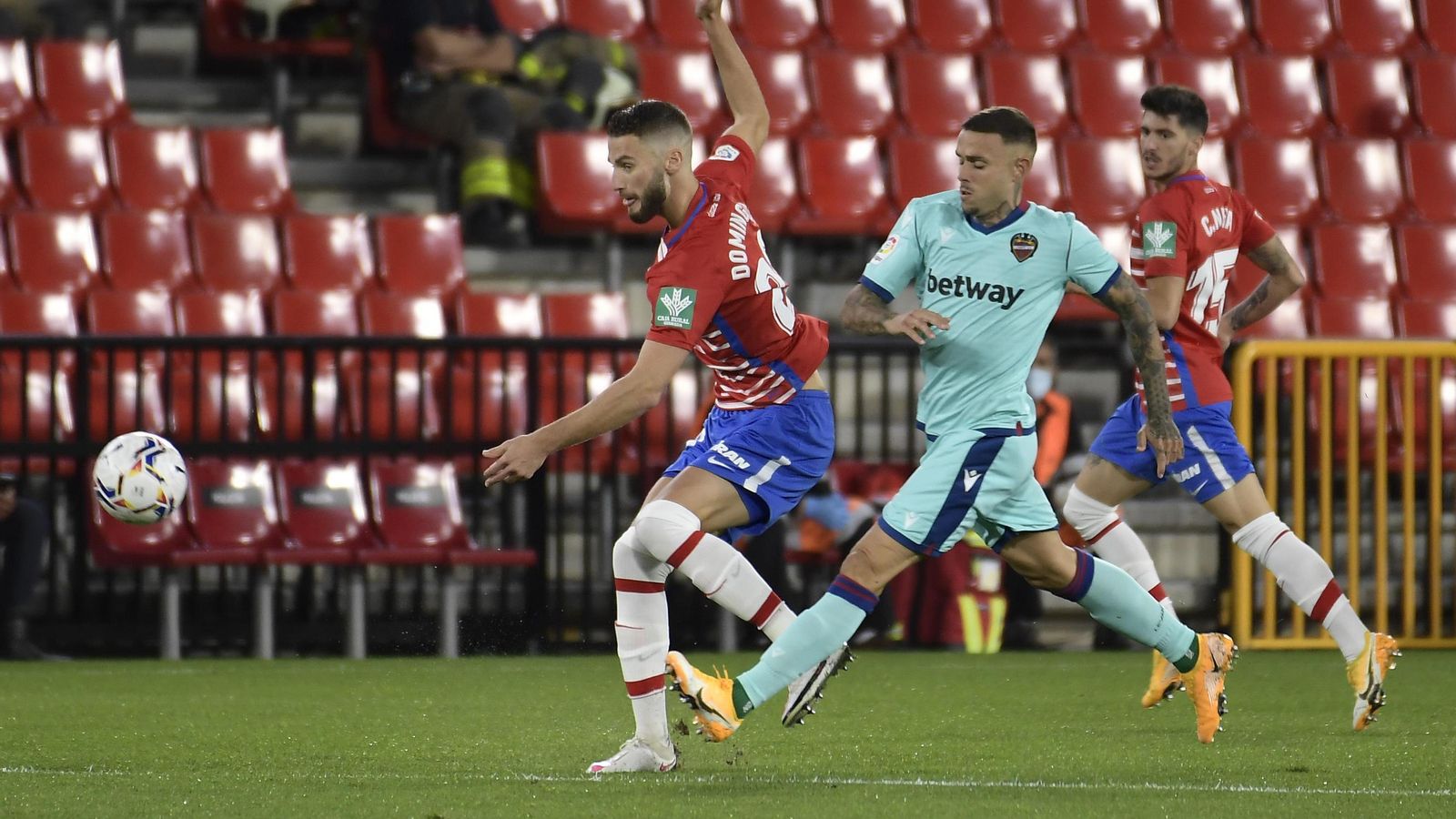 La defensa del Granada se multiplicó para apenas dejar pensar al Levante.