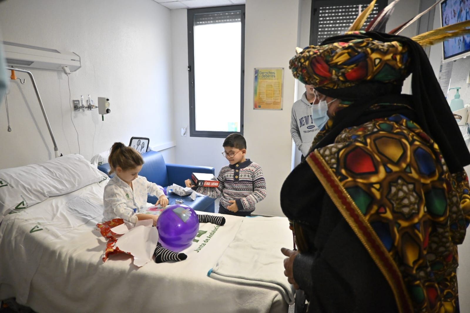 Los niños del Hospital Juan Ramón Jiménez de Huelva reciben la visita de los Reyes: las fotografías del emotivo momento