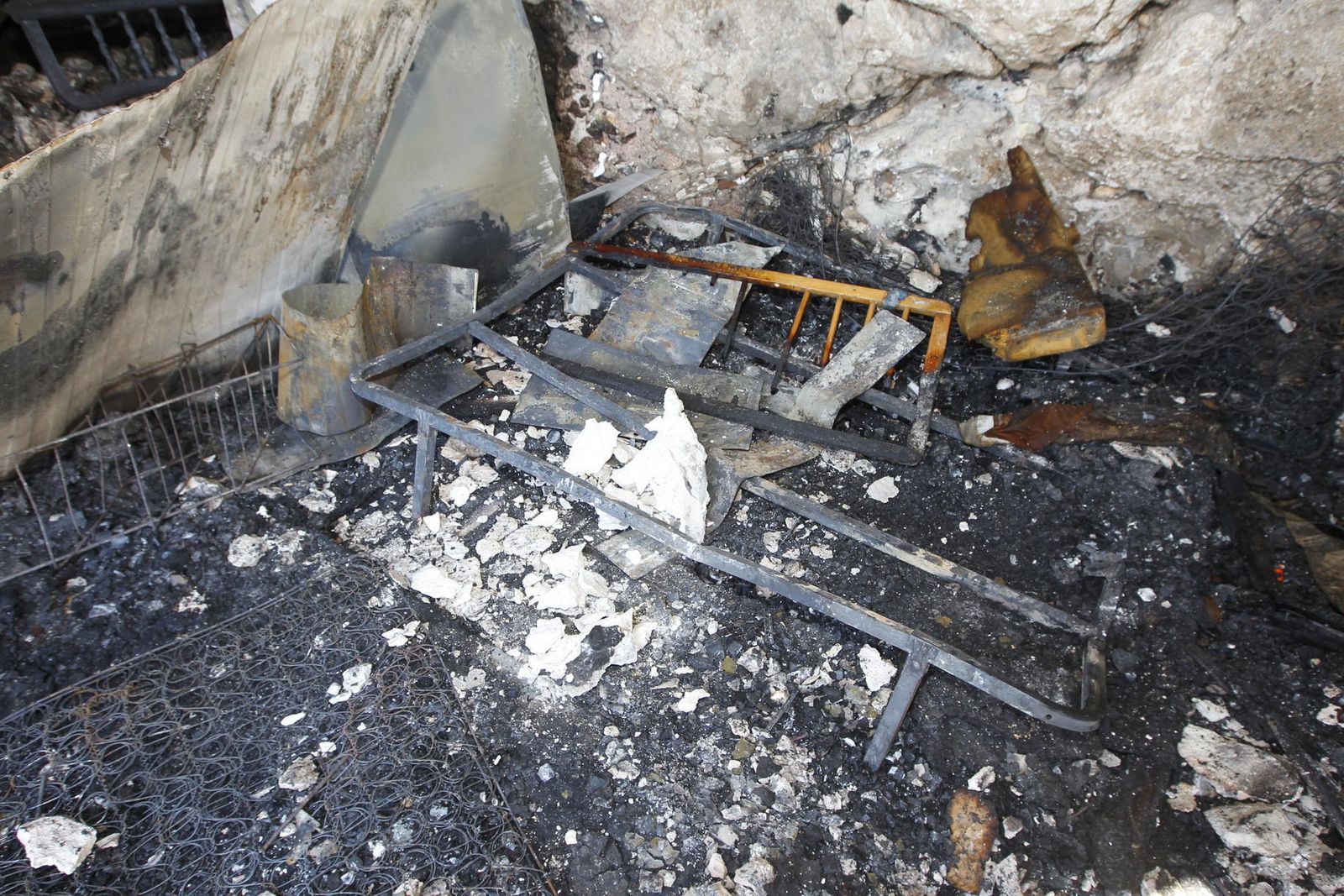 Así quedó la cueva tras el incendio declarado este lunes en La Molineta.