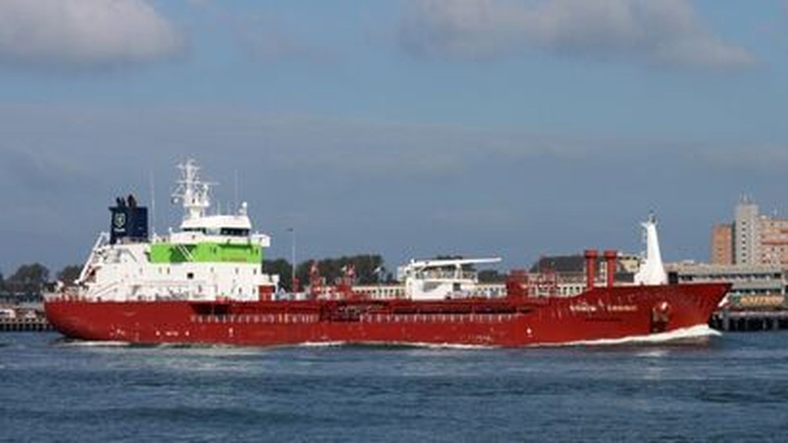 Un buque con tres positivos espera para fondear en el Puerto de Huelva