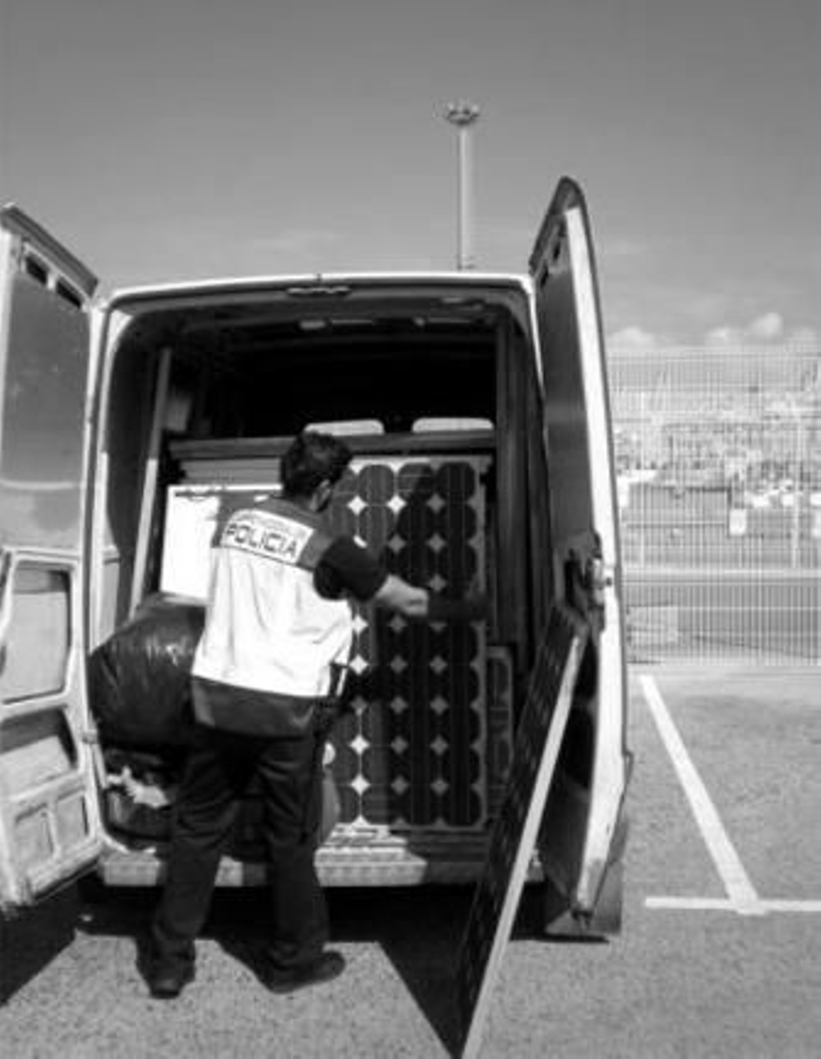 Imagen de la furgoneta intervenida en el puerto.