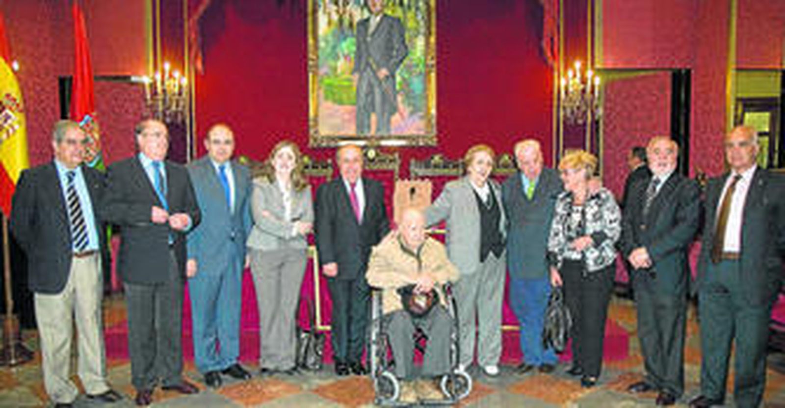Eduardo Carretero, que hoy ingresa en la Academia de Bellas Artes como académico de honor, presentó ayer la maqueta junto al alcalde de la ciudad.