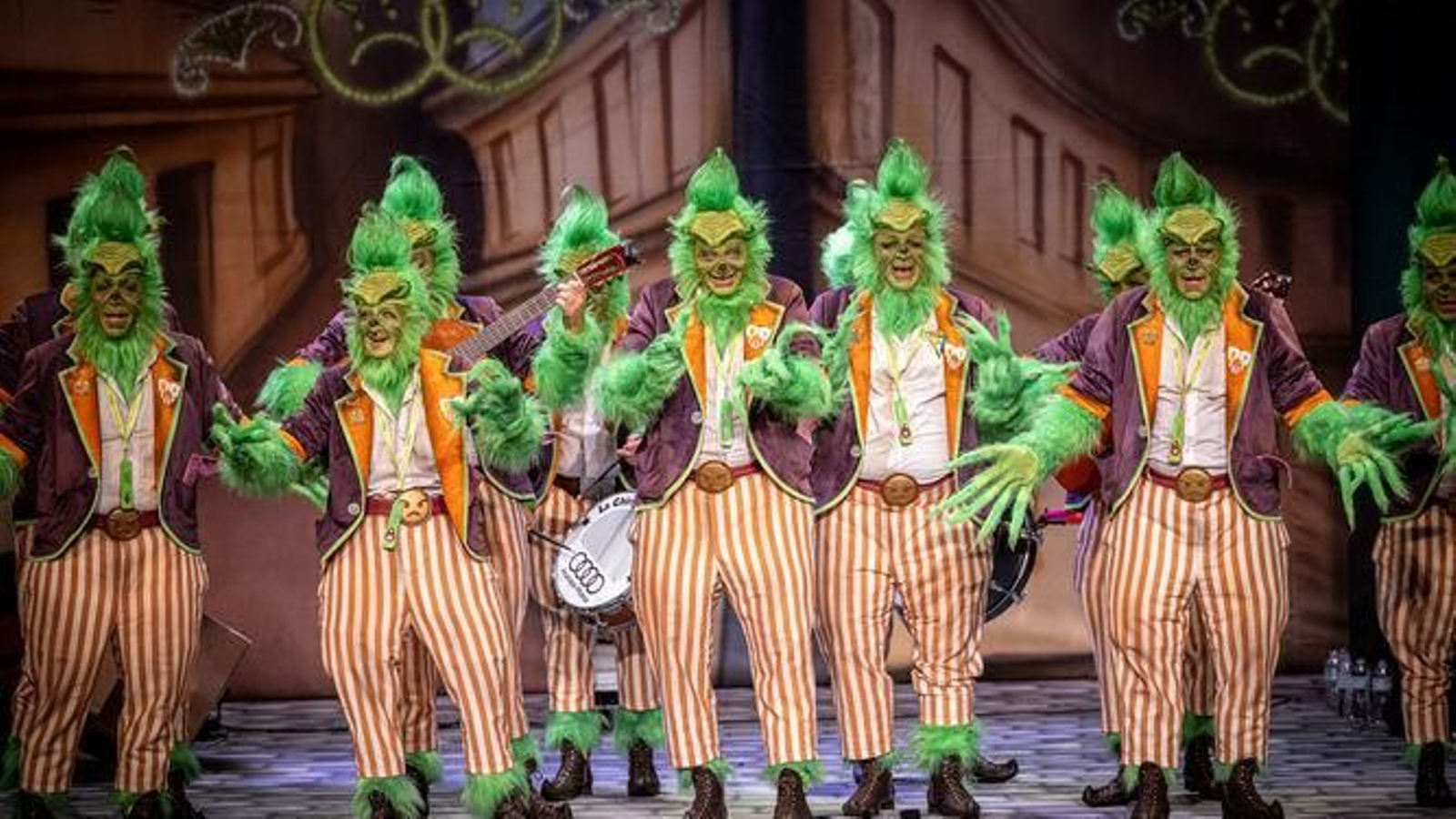 Una actuación de una chirigota en el Teatro Falla