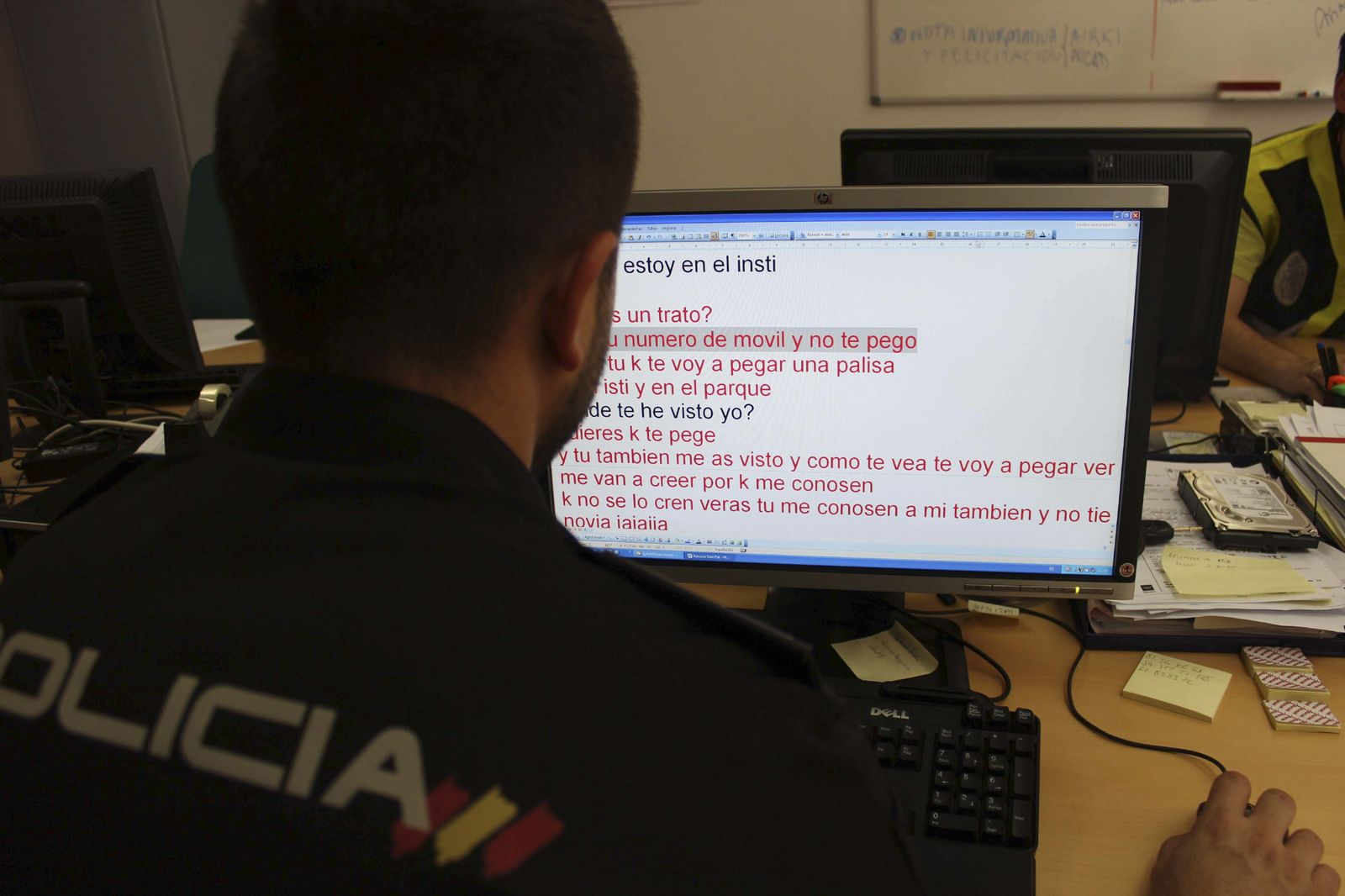 Un agente de Policía que sigue un rastro virtual relacionado con un delito de pornografía infantil.