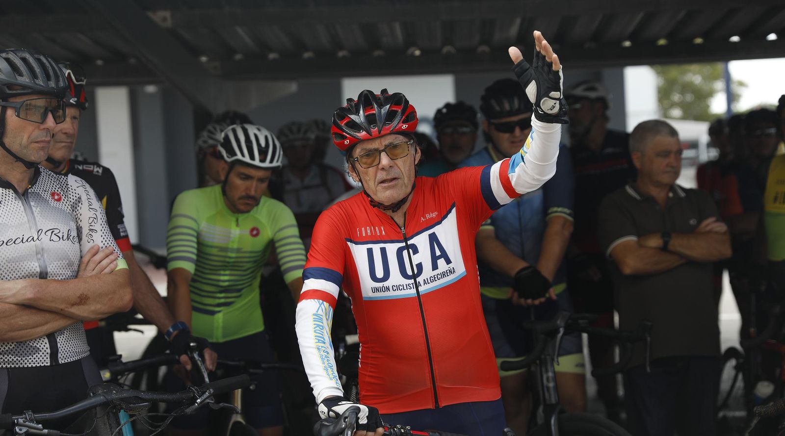 Las imágenes de la concentración en memoria del ciclista atropellado en Algeciras