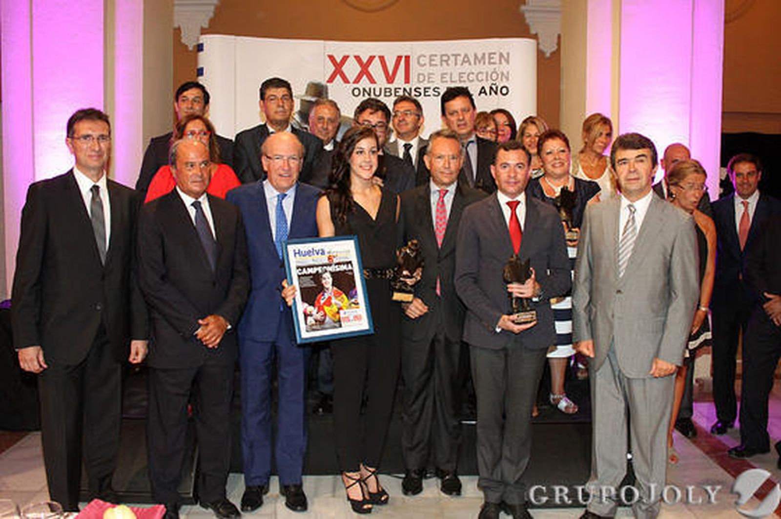 Galardonados, miembros del jurado y autoridades, en la foto de familia./ Alberto Domínguez  Foto: Alberto Dominguez/ Paqui Segarra