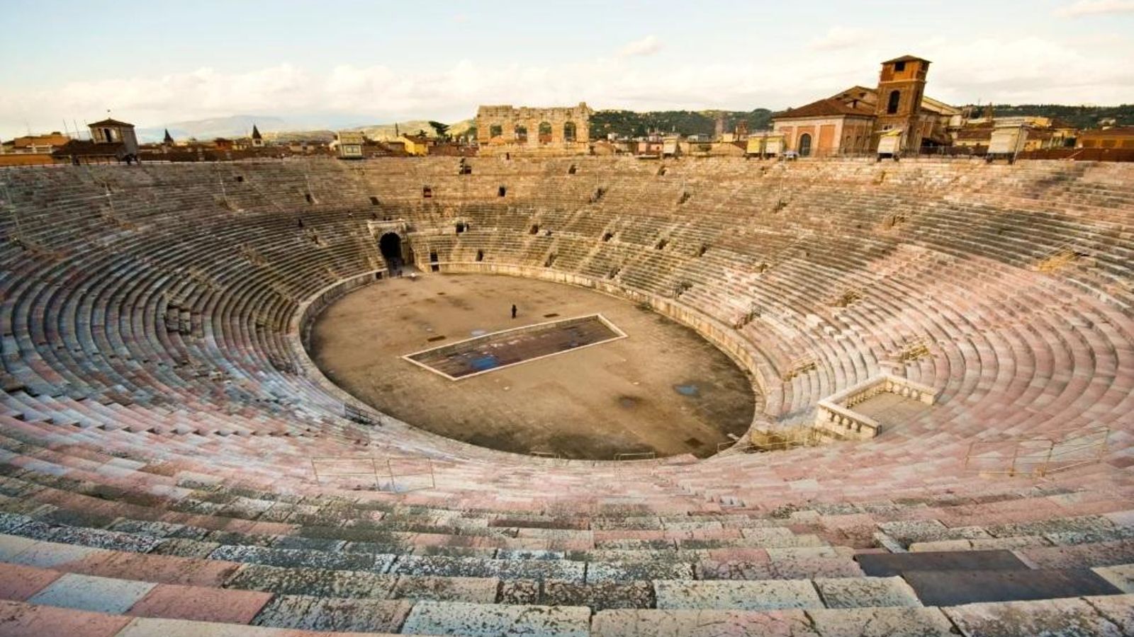 La Arena de Verona es el tercer anfiteatro de época romana más grande. La Arena de Verona es el tercer anfiteatro de época romana más grande.