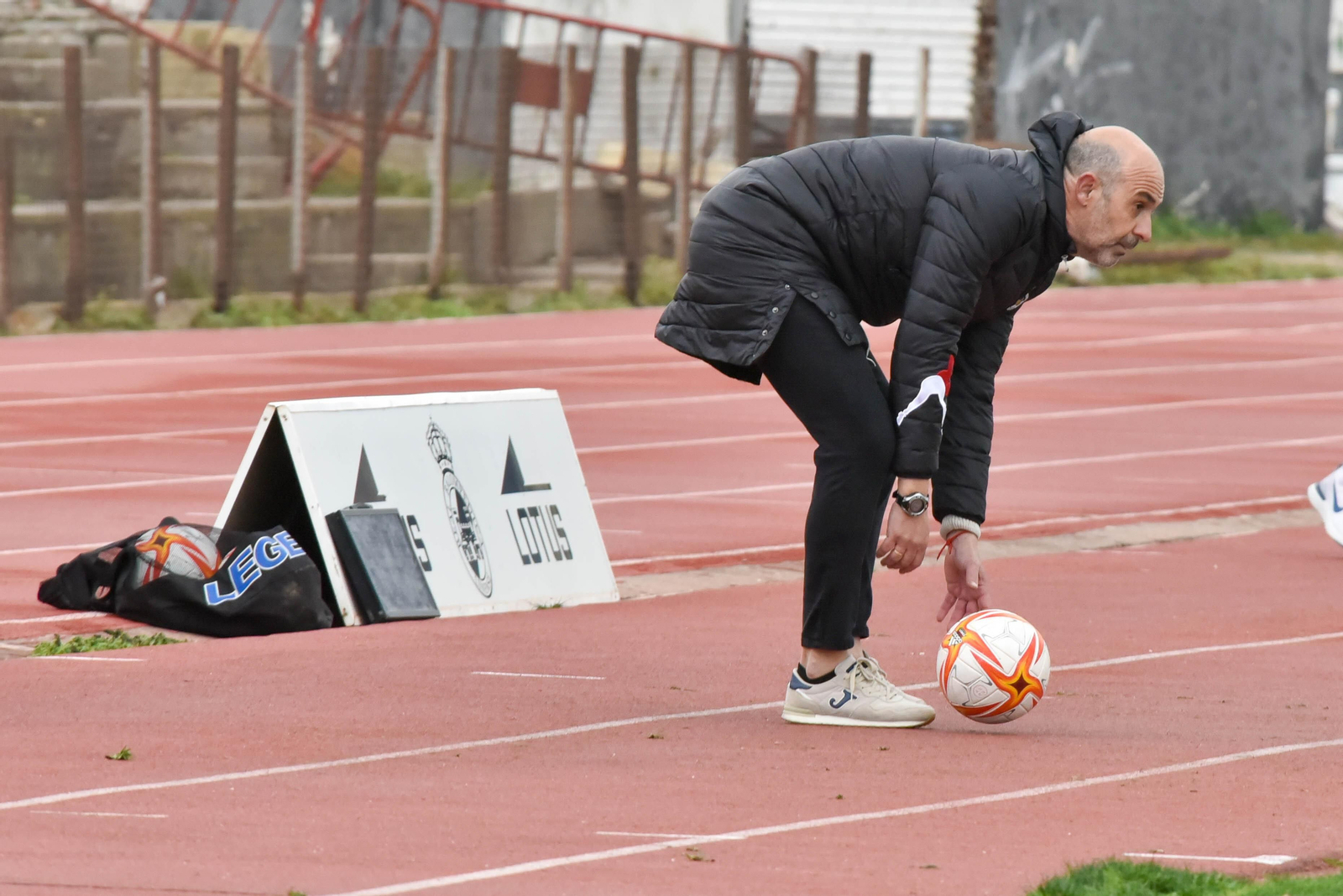 Alberto Monteagudo se dispone a devolver el balón al terreno de juego.