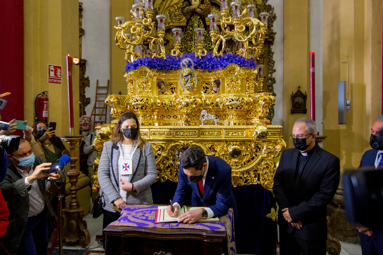 Así ha sido la visita del presidente de la Junta a las hermandades del Lunes Santo de San Fernando
