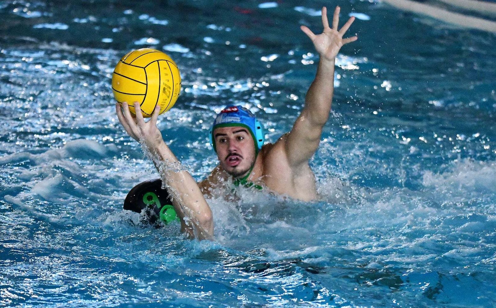 El goleador Ismael Rando, en una acción defensiva.