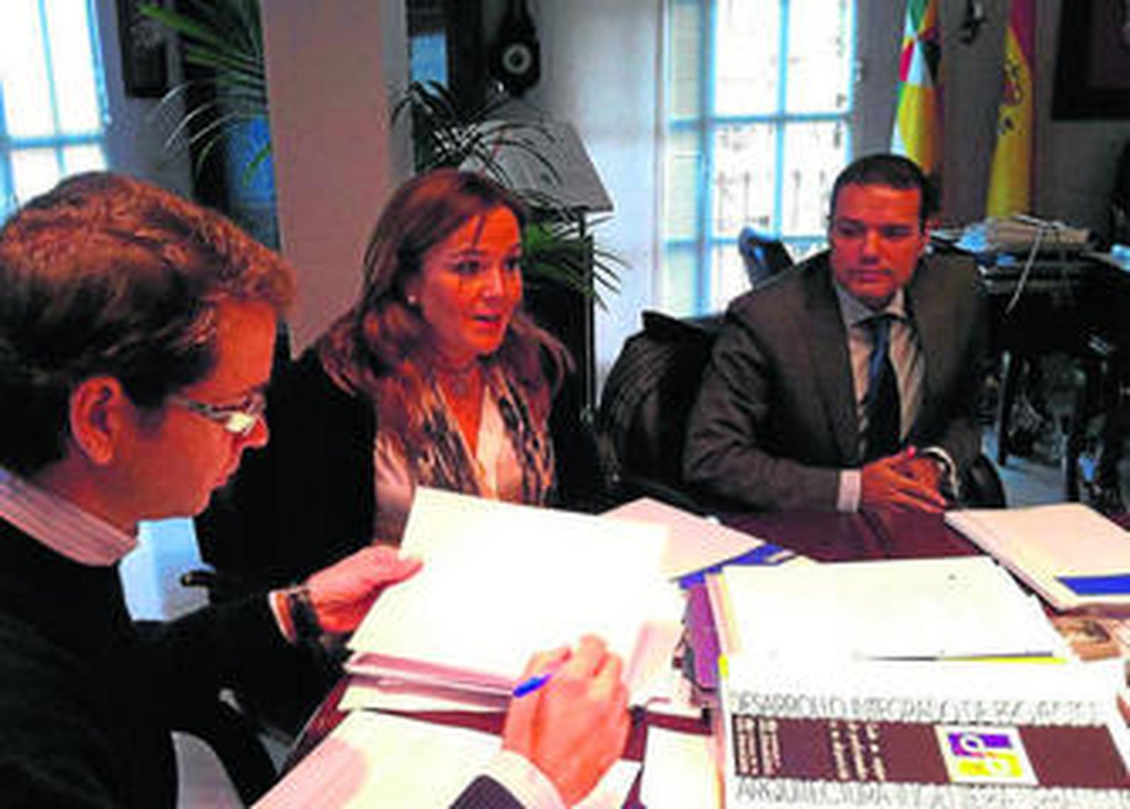 Firma del crédito ICO por parte del alcalde de Cabra, con el que se pagarán las facturas pendientes.