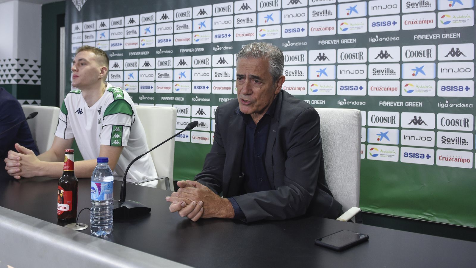 Berdi Pérez, junto a Pasecniks.