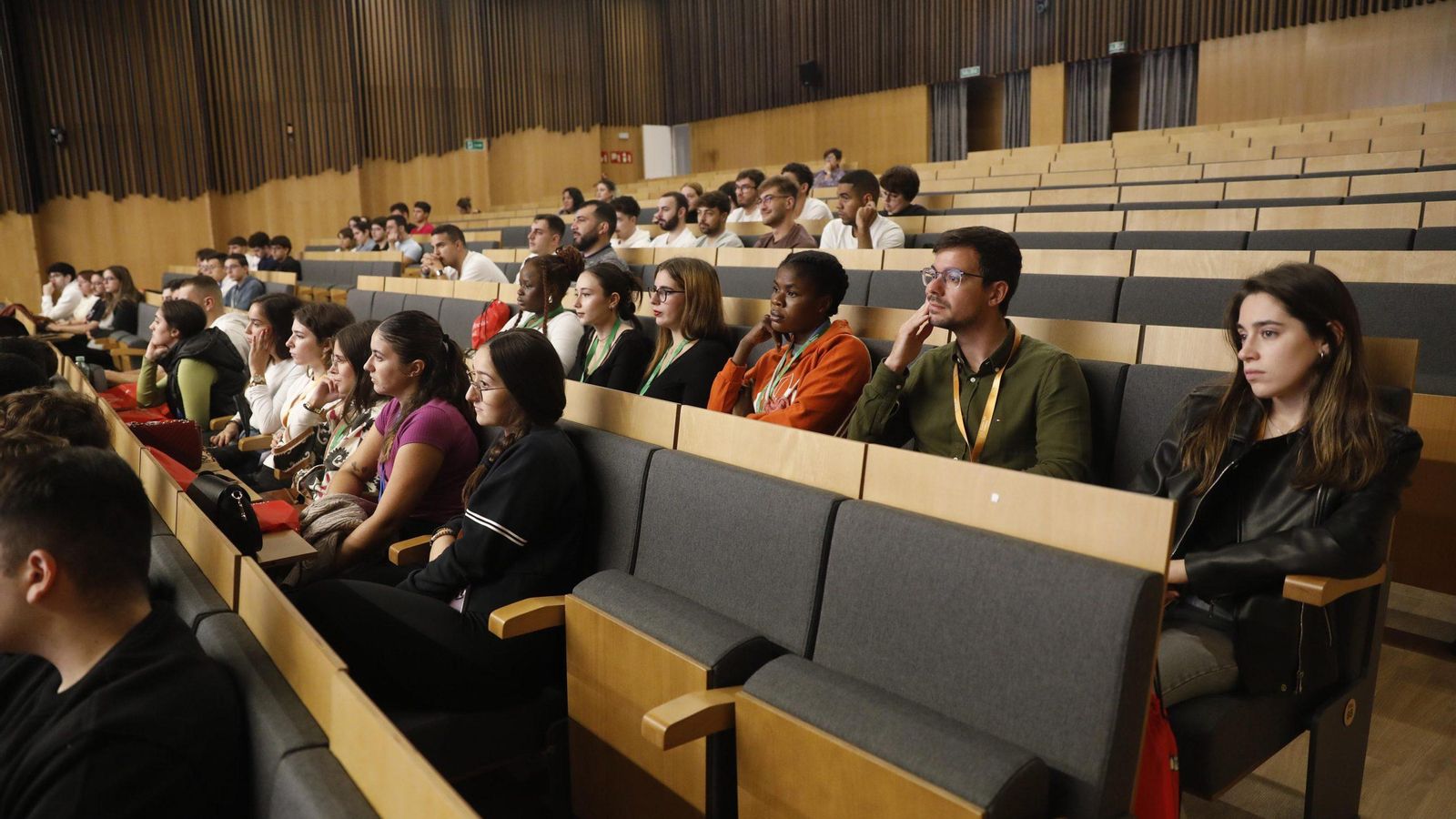 Los particpantes atienden una de las intervenciones.