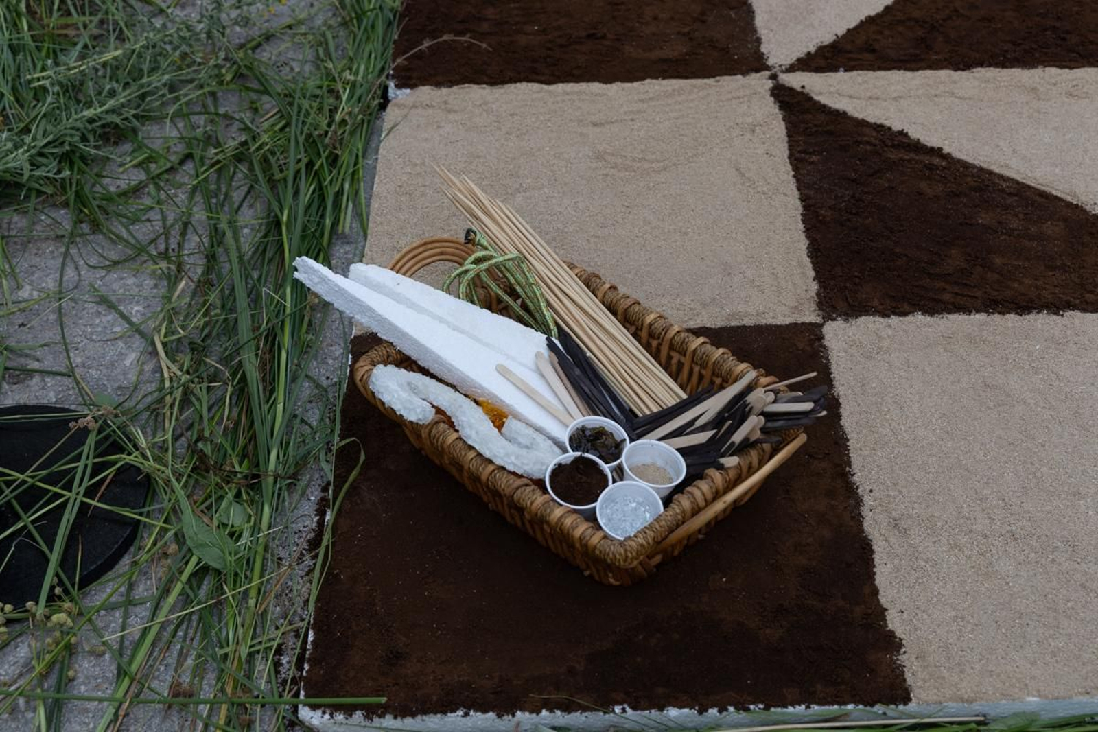 Los vecinos de Villardompardo exponen las obras de su Corpus un año más, en imágenes