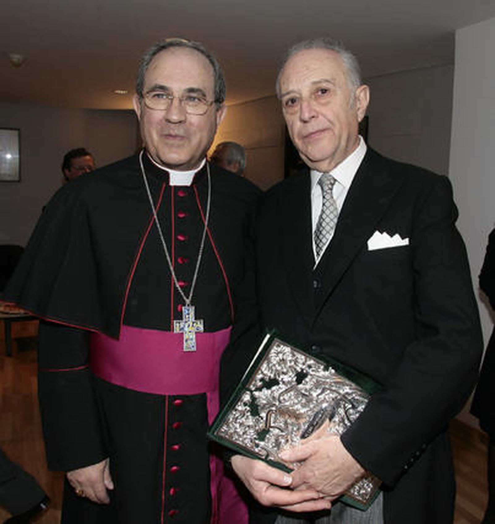 Cano-Romero junto al arzobispo antes del pregón.

Foto: Juan Carlos Munoz