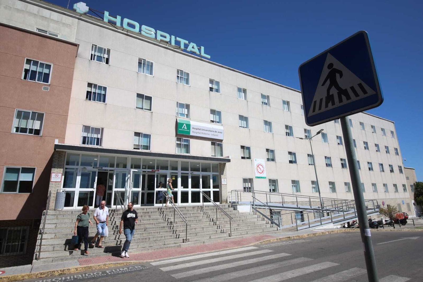 Acceso al edificio del Materno-Infantil del Hospital de Jerez.