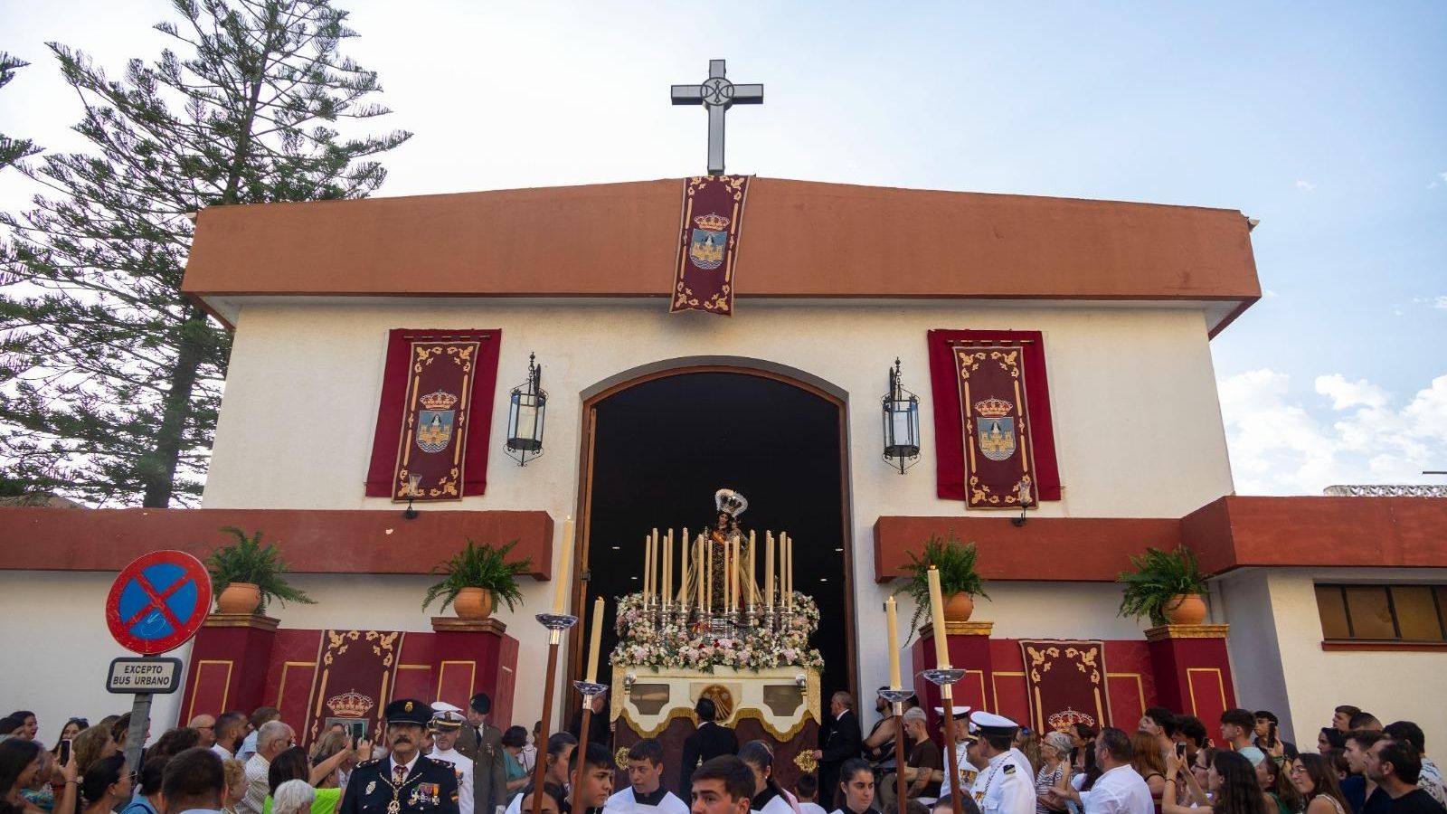 Un momento de la salida de la procesión desde la parroquia de El Carmen y San Marcos.