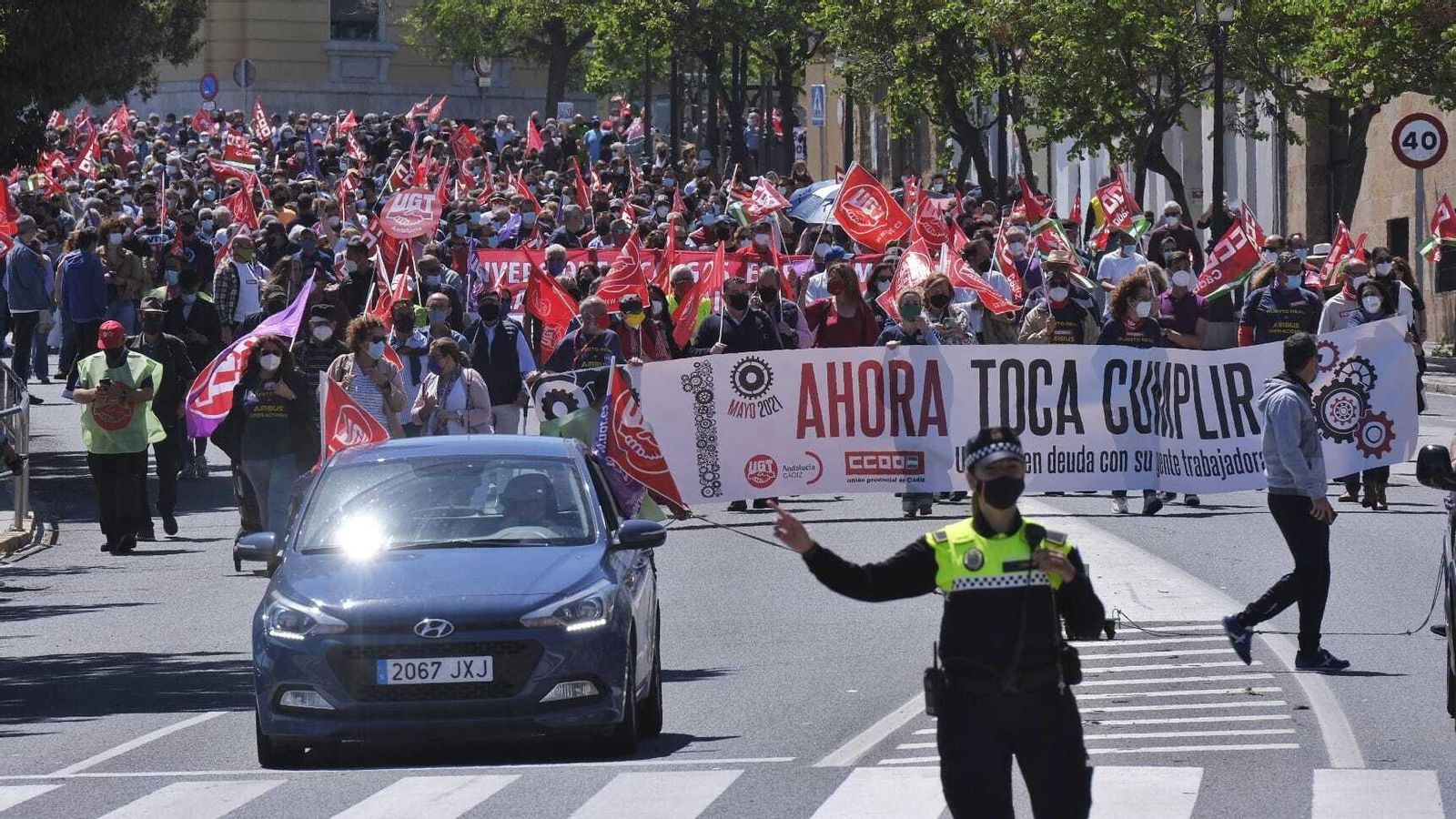 Un momento de la manifestaci ón multitudinaria convocada por CCOO y UGT.