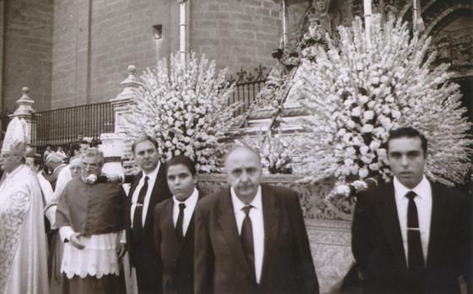 Capataces. La saga de los Bejarano son los encargados de poner en la calle el paso de la patrona. En el año 2014 cumplieron un siglo con la Virgen de los Reyes.


Foto: Jesus Martin Cartaya