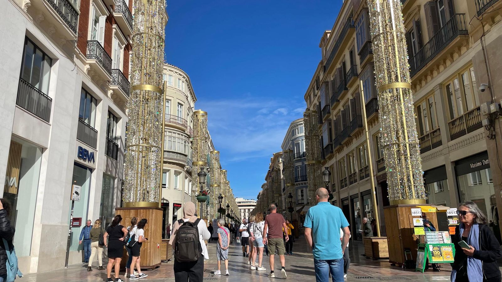 Calle Larios preparando su iluminación para las navidades de 2025