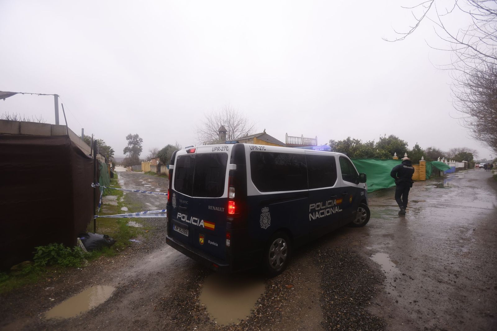 Los vecinos de Guadalvalle desalojan sus parcelas por la crecida del Guadalquivir, en imágenes