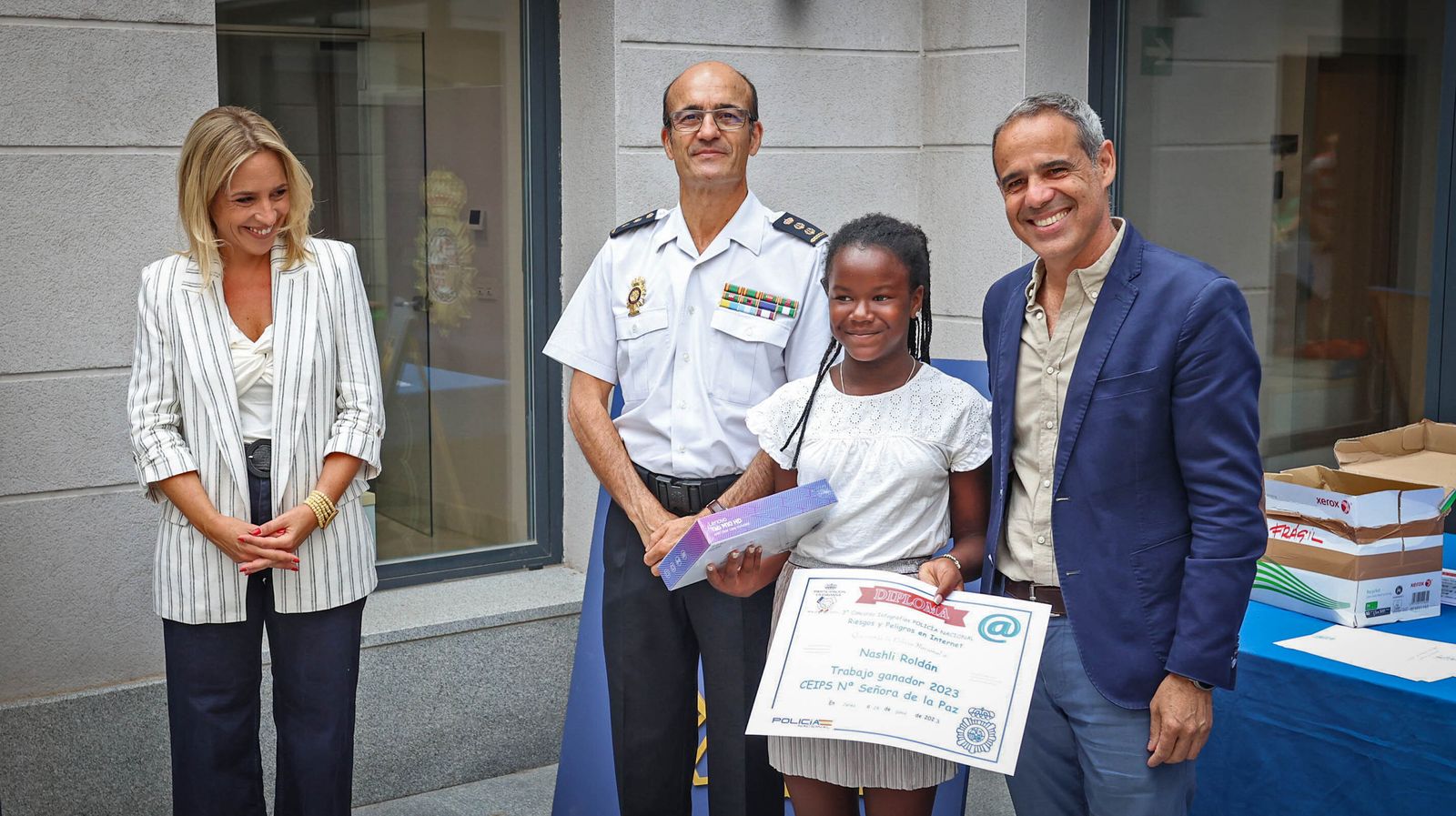 La policía entrega los 3º Premios de Infografías Sobre el Riesgo de Internet a escolares de Jerez