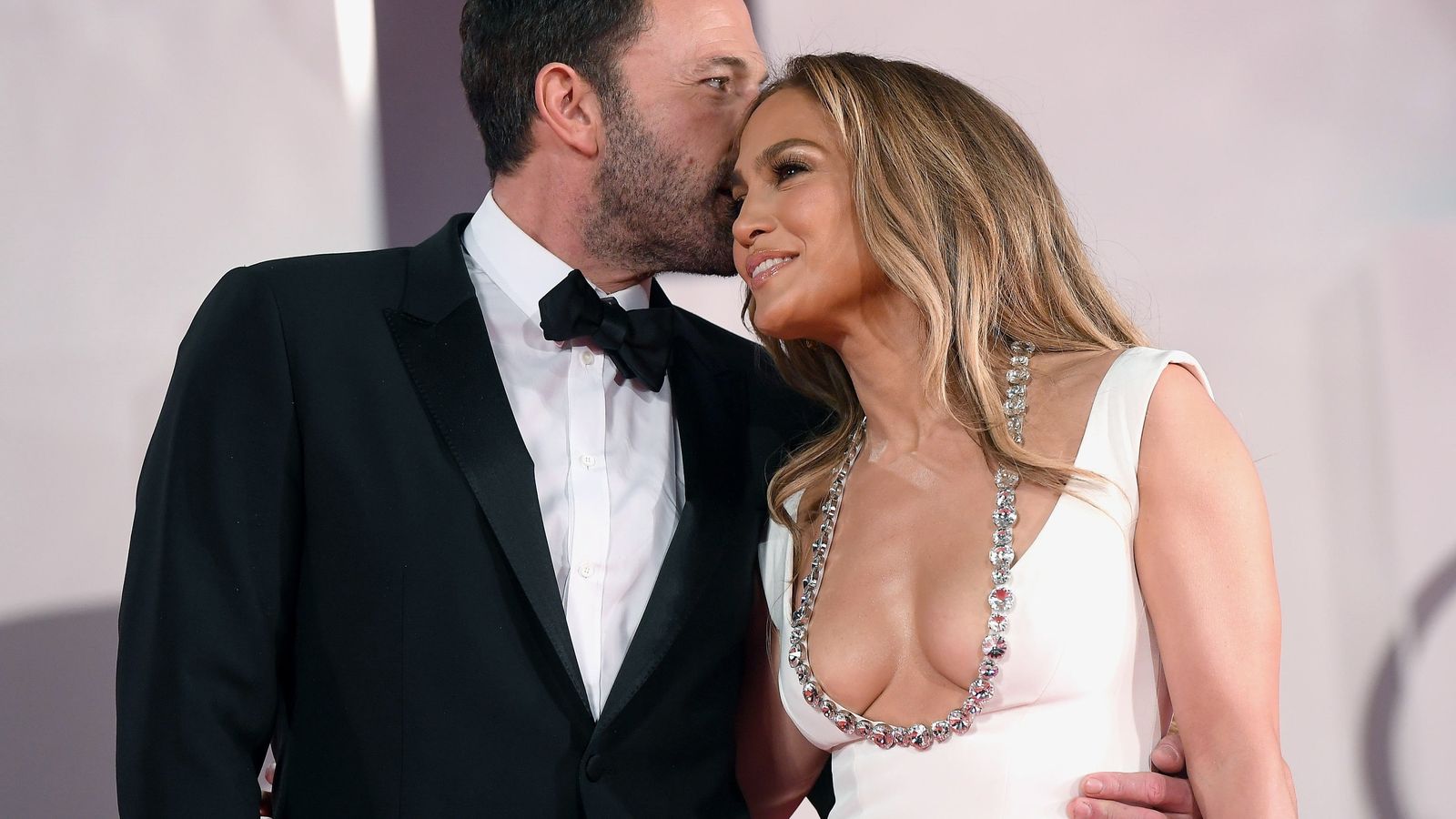Affleck besa a JLo en el 'photocall'.