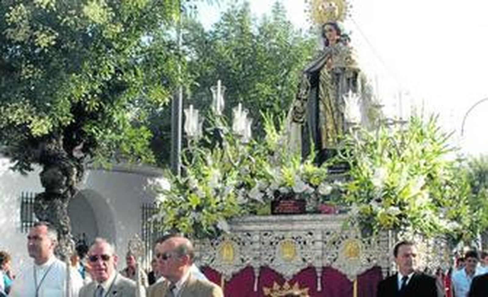 La Virgen del Carmen en plena procesión por las calles de la localidad barbateña.