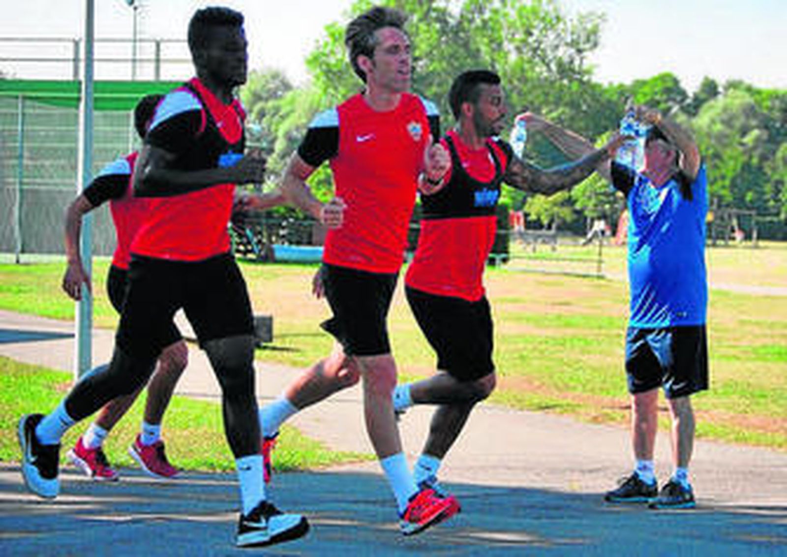 Michel -derecha- realiza carrera continua junto con Azeez y Corona.