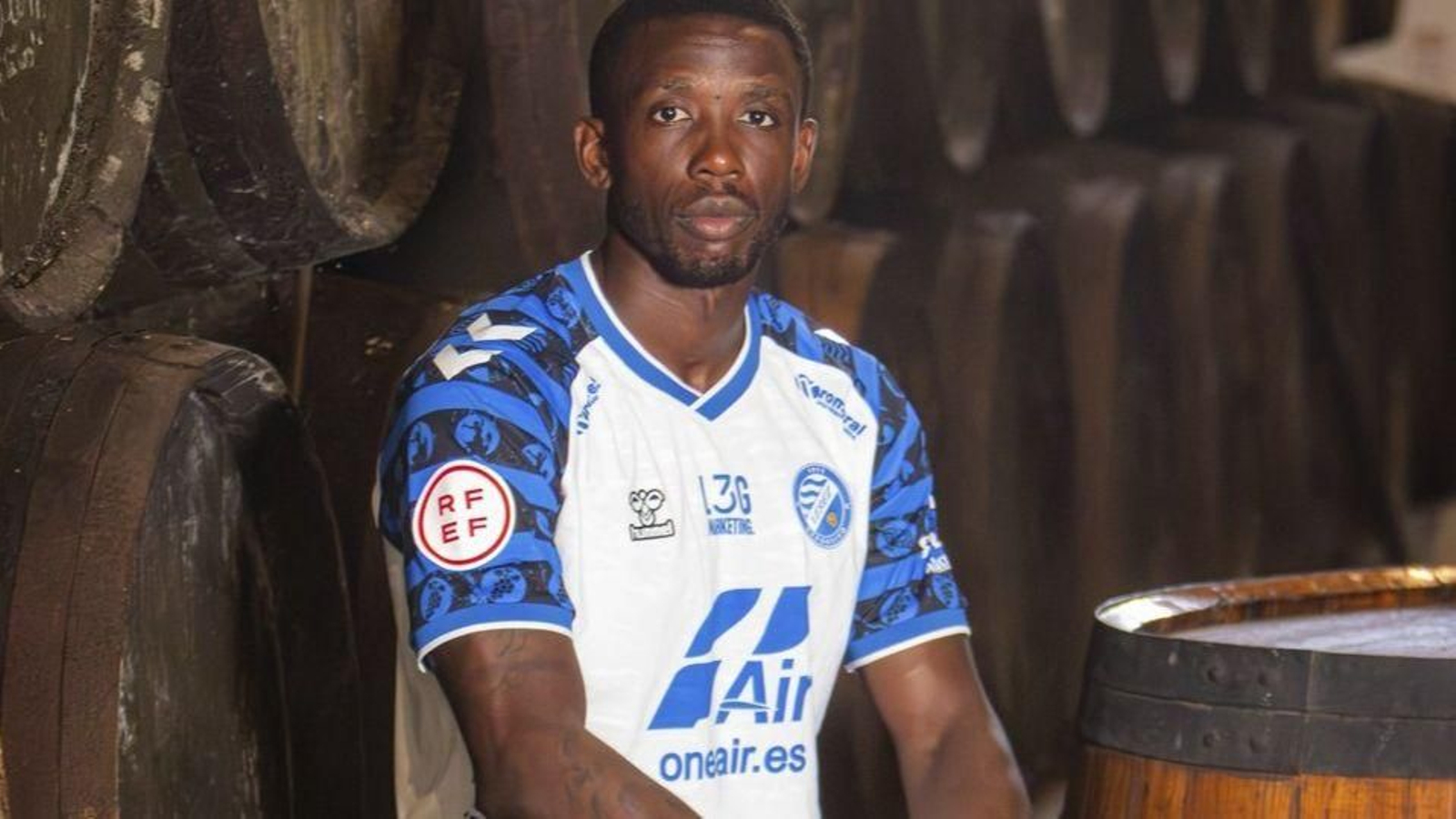 Emaná posa con la segunda camiseta en una bodega jerezana.