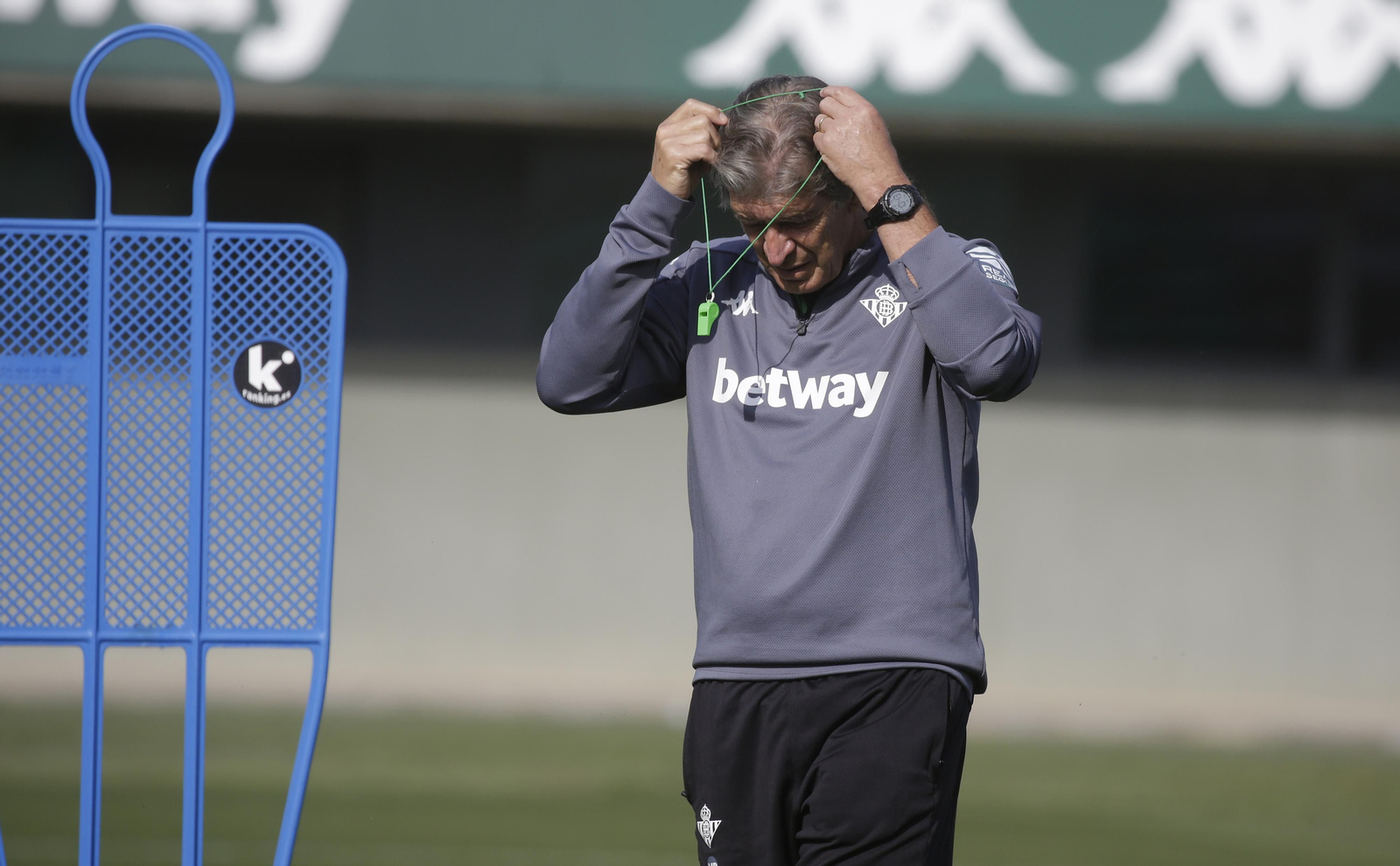 Manuel Pellegrini se coloca el silbato en un entrenamiento.