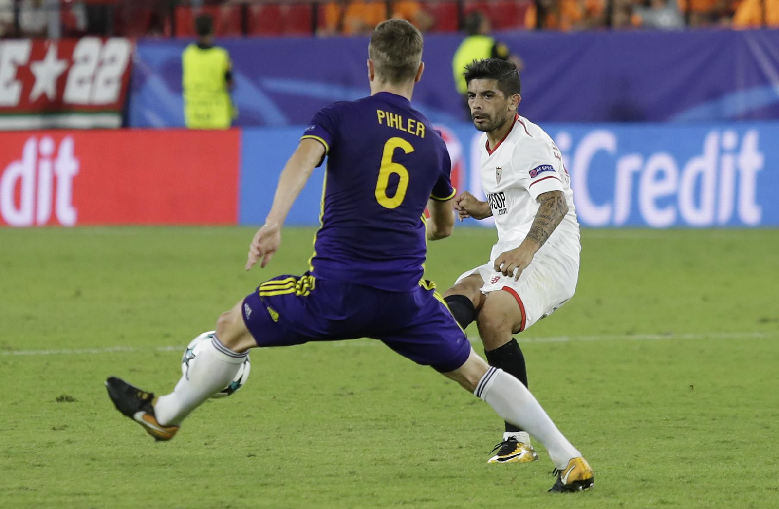 Éver Banega durante el encuentro