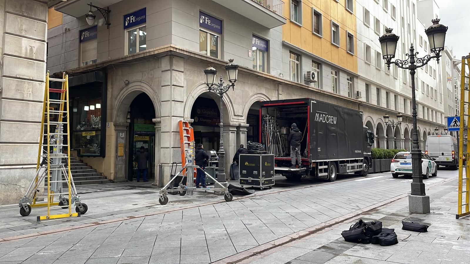 Un camión recogiendo el set de rodaje que se ha instalado este jueves en la calle Ganivet