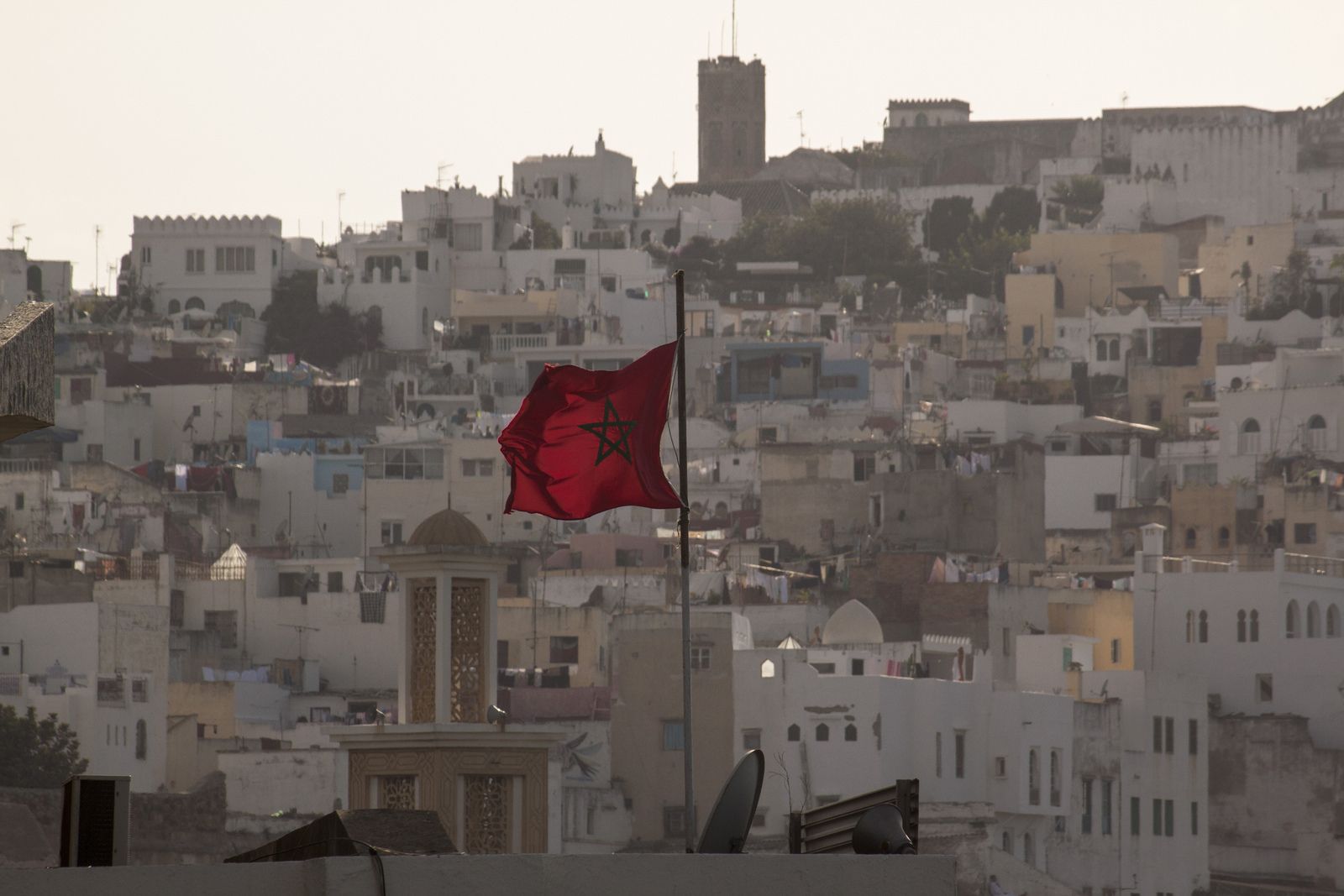 Una bandera de Marruecos ondeando ante la medina de Tánger-.