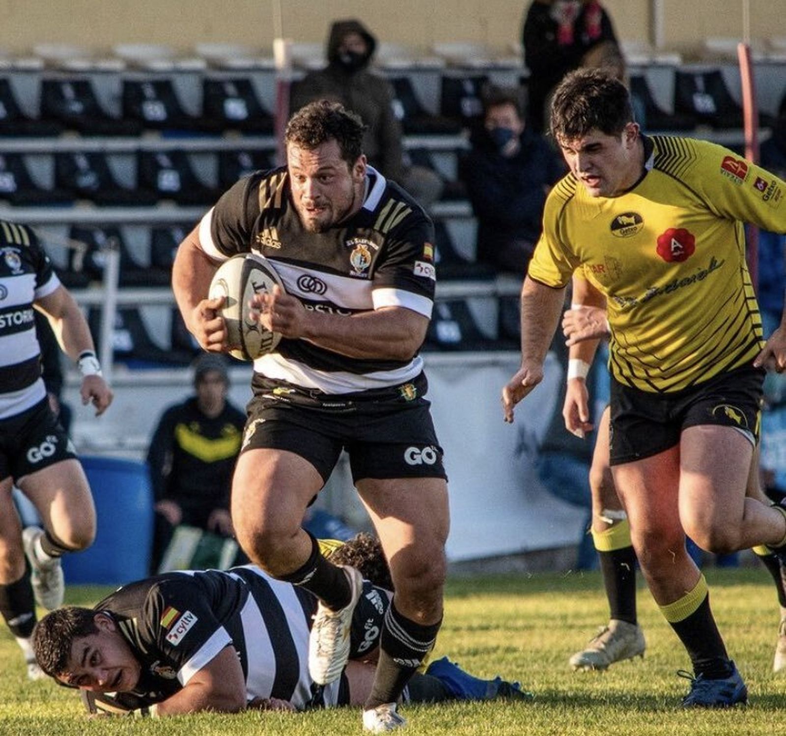 Vicente del Hoyo, con el balón, luciendo la camiseta del Chami Rugby El Salvador.