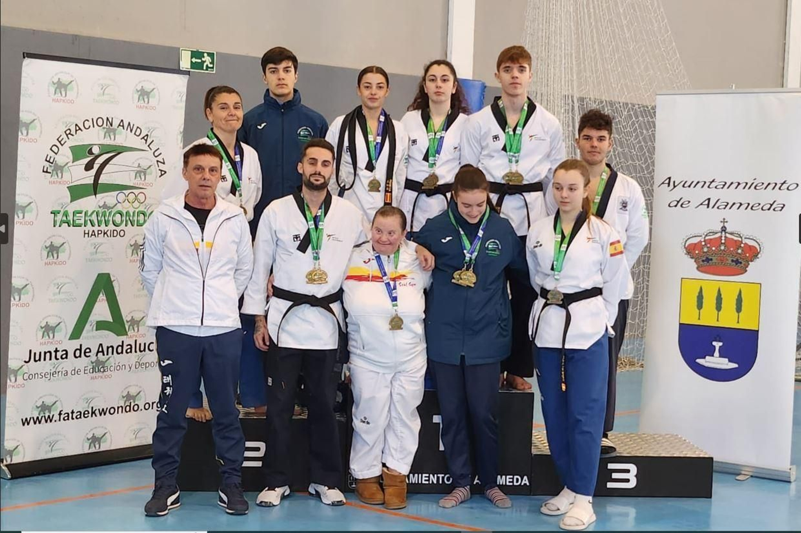 Los medallistas del Seúl Gym, con su preparador
