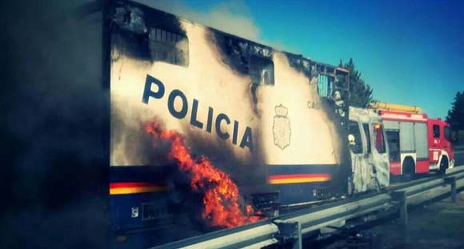 Arde el camión de los caballos de la Policía al regresar de la Feria de San Fernando