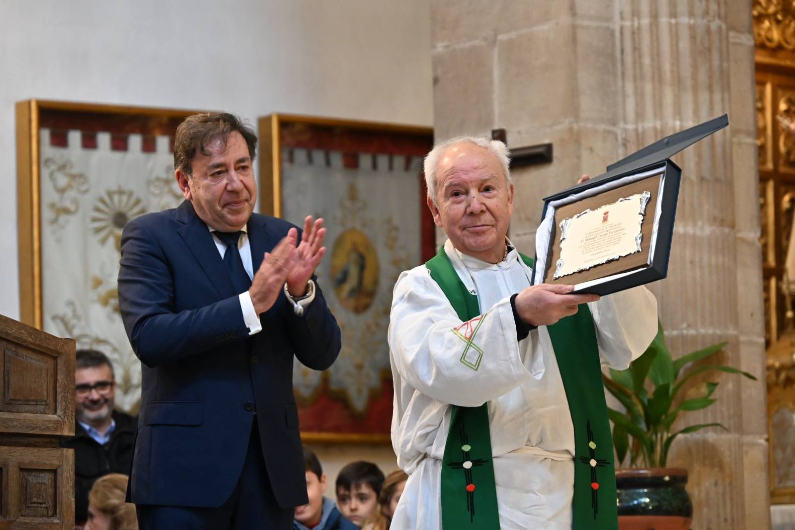Las imágenes del homenaje de Villa del Río a su párroco emérito, Manuel Tirado Fernández